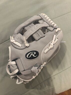 Rawlings Light Gray and White Leather Baseball/Softball Glove